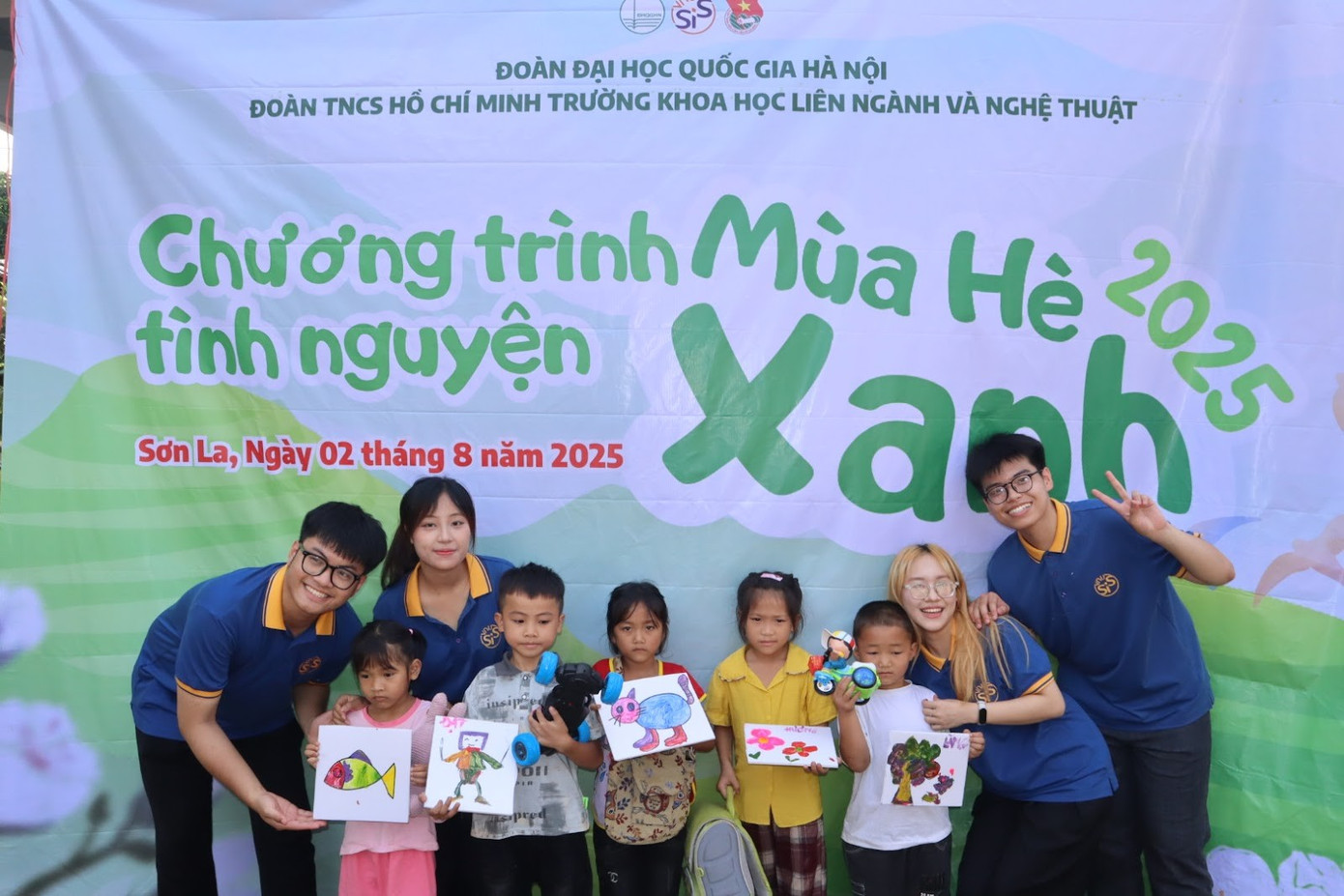 Đội tình nguyện trao phần quà cho các bạn nhỏ.