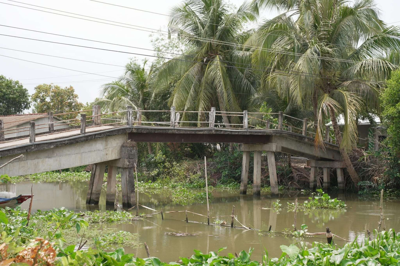 Cầu Long Mỹ II bị xuống cấp nghiêm trọng, tiềm ẩn nhiều nguy hiểm cho bà con địa phương. cau-long-my-ii-bi-xuong-cap-nghiem-trong-tiem-an-nhieu-nguy-hiem-cho-ba-con-dia-phuong.jpg