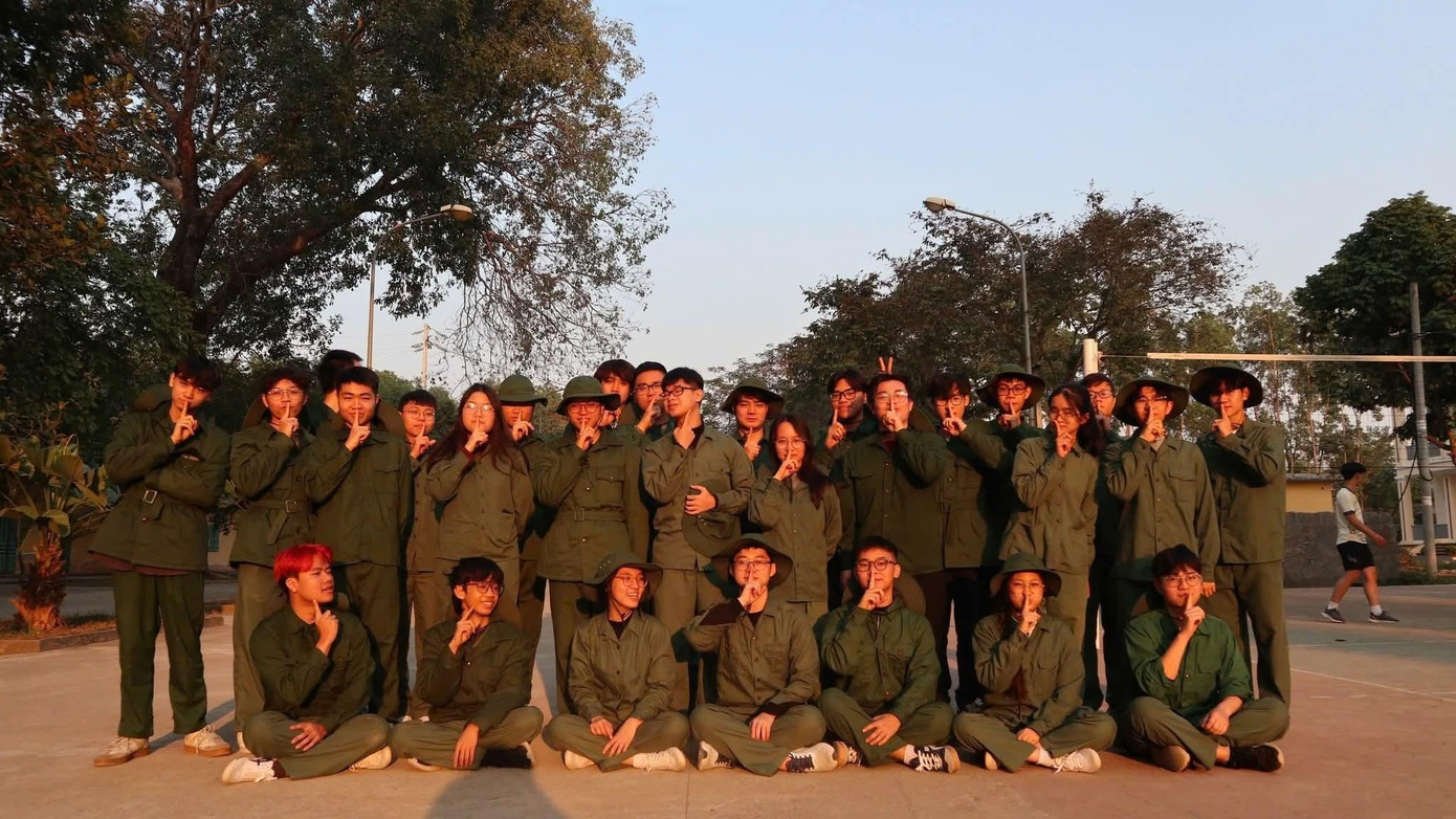 Lê Xuân Anh Quân cùng các bạn ở Trường Đại học Y Hà Nội trong kì học quân sự. le-xuan-anh-quan-cung-cac-ban-o-dai-hoc-y-ha-noi-trong-ki-hoc-quan-su.jpg