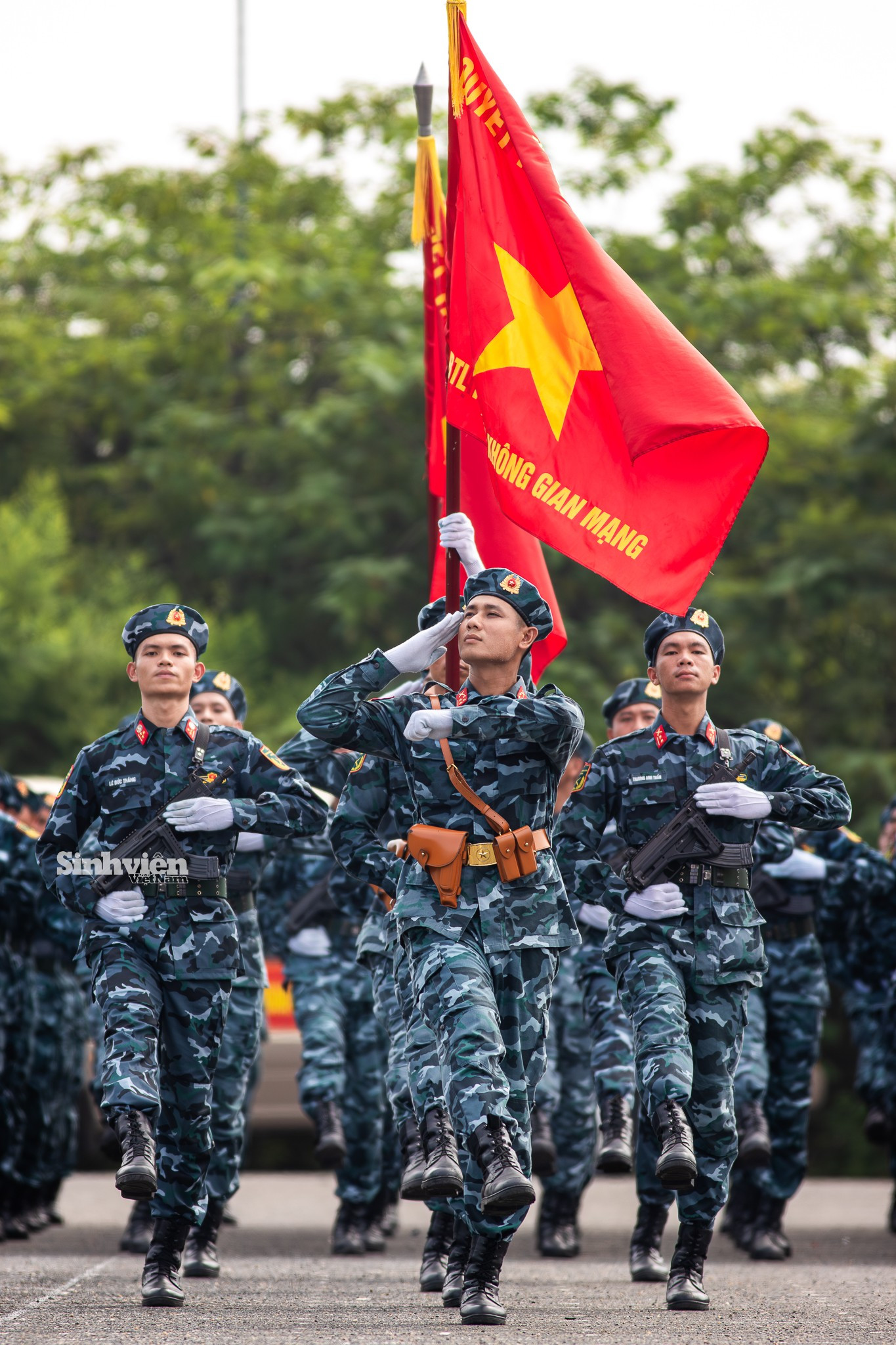 Được thành lập ngày 15/8/2017, Bộ Tư lệnh Tác chiến không gian mạng là một trong những lực lượng trẻ của Quân đội nhân dân Việt Nam, giữ vai trò nòng cốt trong cuộc chiến trên mặt trận không gian mạng. Sự hiện diện của khối trong Lễ diễu binh A80 không chỉ thể hiện sức mạnh quân đội mà còn khẳng định vị thế của Việt Nam trong kỷ nguyên số. (Ảnh: Lê Vượng) khoi-tac-chien-kgm-a80-svvn-25.jpg