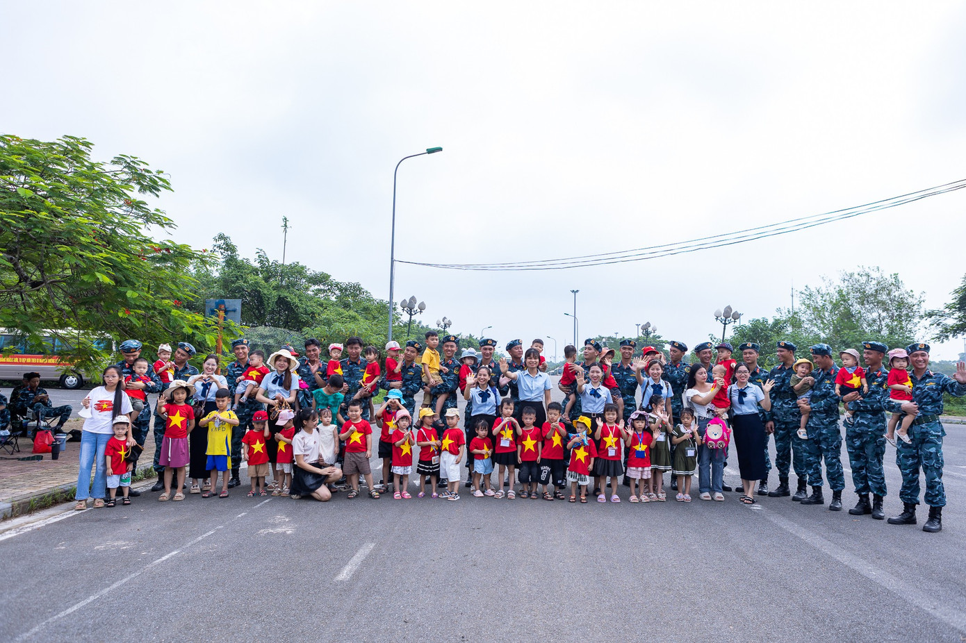 Đáp lại tình cảm yêu mến và sự cổ vũ nồng nhiệt của người dân, trong những phút giải lao trên thao trường, các chiến sĩ khối Tác chiến không gian mạng lại vui vẻ trò chuyện, giao lưu thân tình cùng bà con và các bạn trẻ đến tham quan Làng văn hóa. khoi-tac-chien-kgm-a80-41-9757.jpg