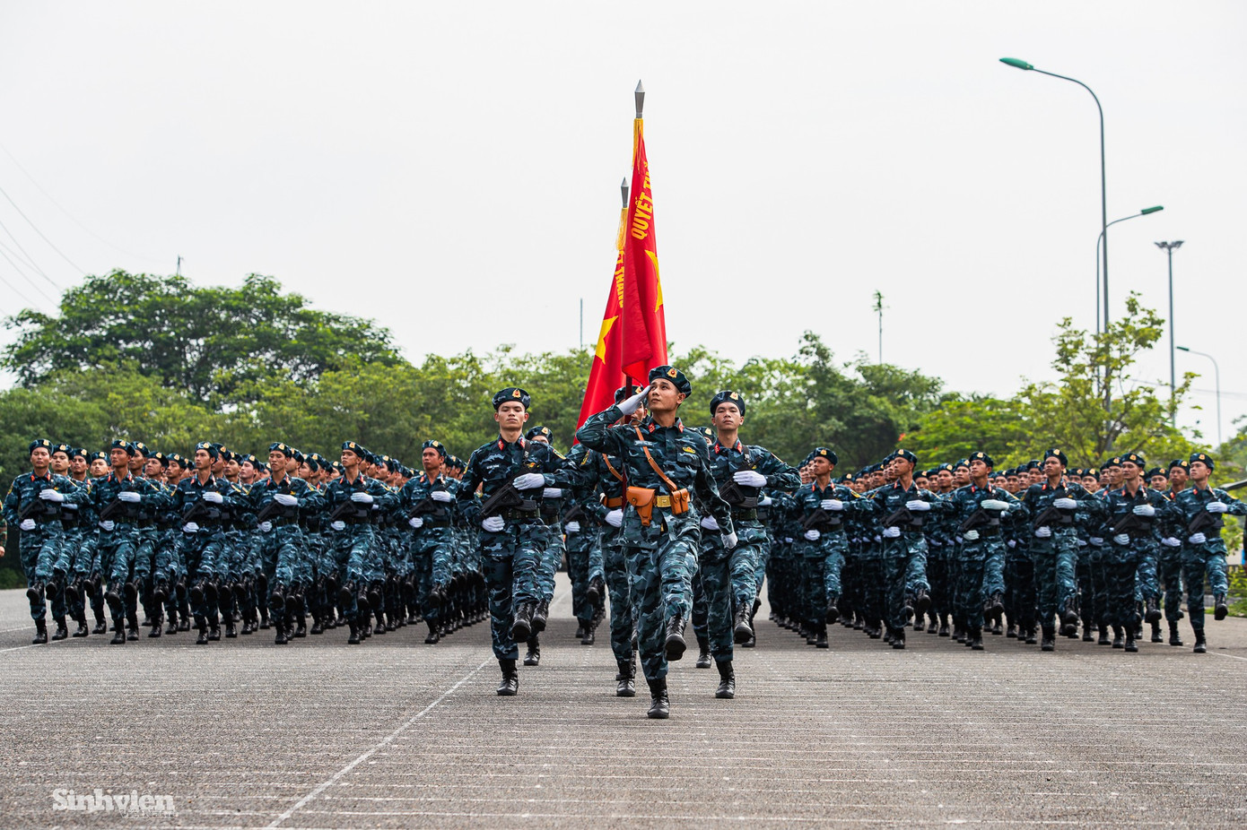 Từ sáng sớm, tại thao trường Làng văn hóa các dân tộc Việt Nam, không khí luyện tập đã vô cùng khẩn trương, nghiêm túc. Từng hàng quân thẳng tắp, động tác dứt khoát, thể hiện ý chí và quyết tâm của những người lính mang trên mình nhiệm vụ đặc biệt - bảo vệ chủ quyền quốc gia trên không gian mạng. khoi-tac-chien-kgm-a80-svvn-24.jpg