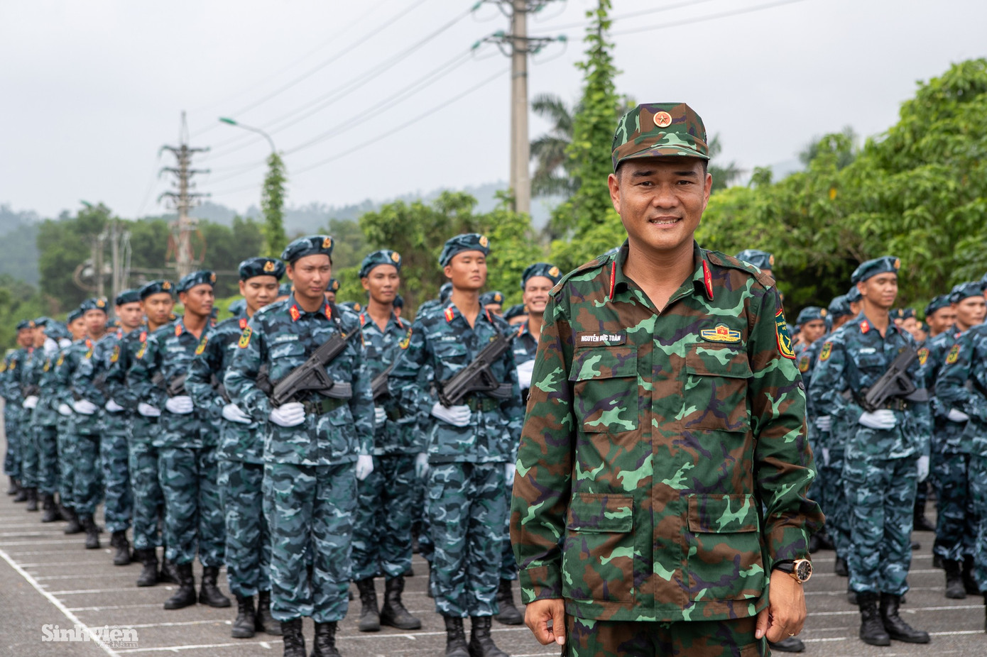 Hướng về ngày đại lễ, mục tiêu lớn nhất của khối là mang đến một màn trình diễn ấn tượng, thể hiện sức mạnh, sự chính quy, tinh nhuệ của Quân đội Nhân dân Việt Nam. "Chúng tôi quyết tâm tổ chức luyện tập để có kết quả đẹp nhất, mang hình ảnh cao đẹp của người lính Cụ Hồ đến với toàn thể nhân dân cả nước và bạn bè quốc tế." - Đại đội trưởng khối Tác chiến Không gian mạng bày tỏ kỳ vọng. khoi-tac-chien-kgm-a80-svvn-13.jpg