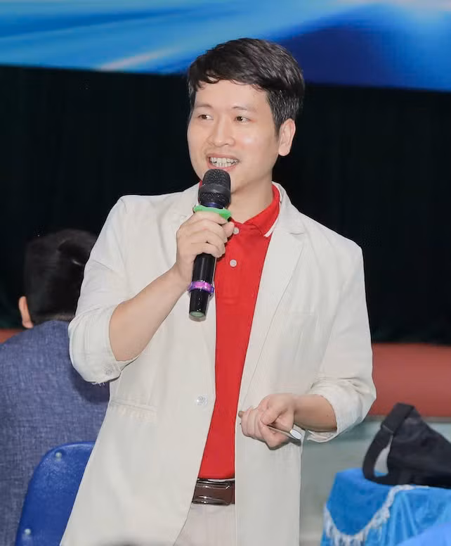 TS Trần Tiến Công - Phó Trưởng khoa Trí tuệ nhân tạo trong một buổi hội thảo về AI.