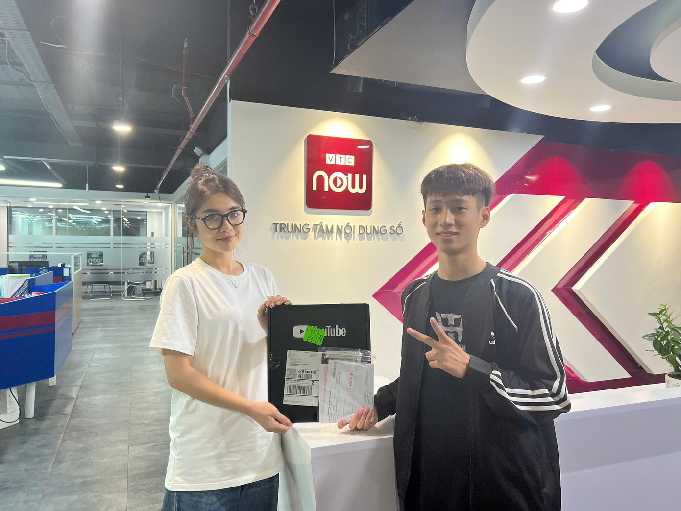 Văn Anh trong khoảnh khắc nhận nút bạc YouTube. 9746530d5f6dd6338f7c.jpg