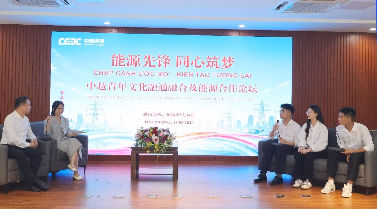 Các khách mời tham gia tọa đàm tại chương trình.