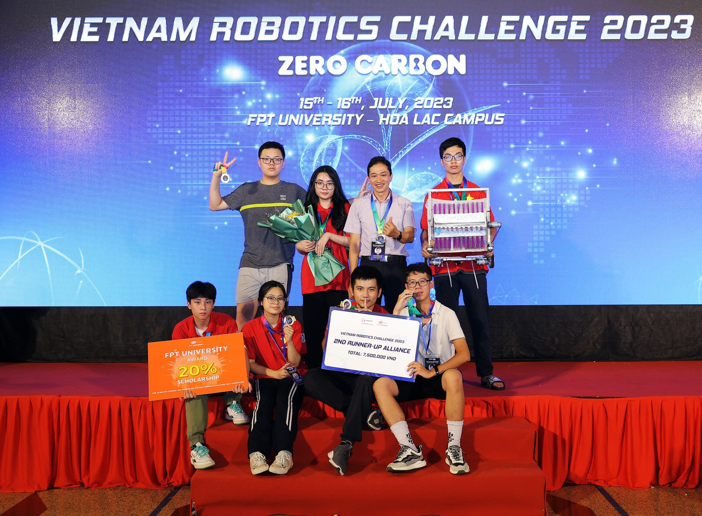 Nhật Anh khi làm chủ tịch CLB CSC tham gia cuộc thi Vietnam Robotics Challenge 2023 tại trường Đại học FPT. (Hàng dưới bên phải ngoài cùng) 2.jpg