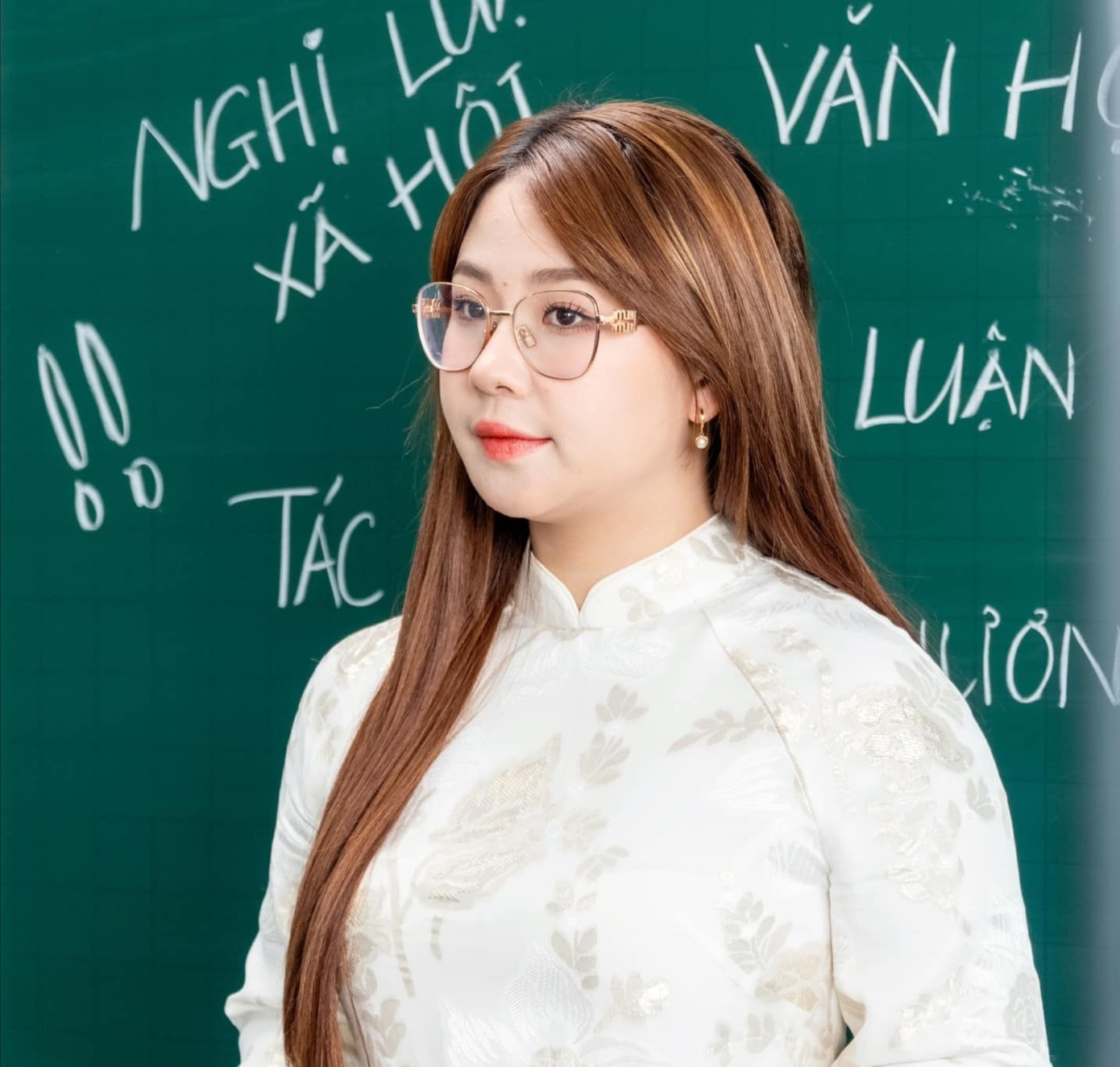 Cô Hoàng Thị Kim Hậu Phúc, hay còn được biết đến với cái tên “Học Văn Cô Sương Mai”, được hàng trăm ngàn học sinh yêu mến bởi phương pháp gần gũi, khả năng “chữa lành” qua văn học và cách truyền tải qua giọng nói truyền cảm 471174798-977623024420011-8388289723360112224-n-891.jpg