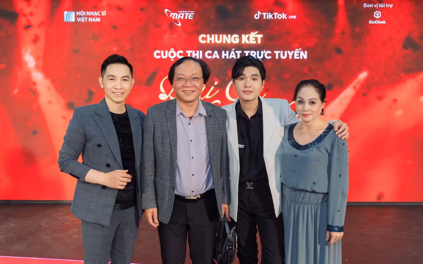 ca-si-tien-tran-thu-hai-tu-phai-sang-tai-dem-chung-ket-cuoc-thi-bai-ca-thong-nhat-chup-cung-nsnd-ha-thuy-cung-nhieu-nghe-si.jpg