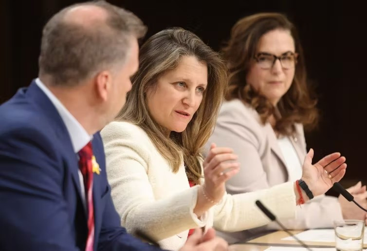 Phó Thủ tướng, Bộ trưởng Bộ Tài chính Chrystia Freeland (ở giữa), Bộ trưởng Bộ Y tế Mark Holland (bên trái) và Bộ trưởng Bộ Y tế Tâm thần Ya'ara Saks (bên phải) tham gia buổi họp báo công bố quỹ sức khỏe tâm thần dành cho thanh thiếu niên mới tại Nhà hát Báo chí Quốc gia ở Ottawa vào ngày 09 tháng 4 năm 2024. Nguồn: THE CANADIAN PRESS/ Patrick DoDoyleHieemj pho-thu-tuong-bo-truong-bo-tai-chinh-chrystia-freeland-o-giua-bo-truong-bo-y-te-mark-holland-be.jpg