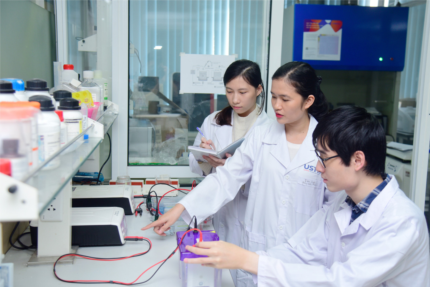 Sinh viên USTH học lý thuyết kết hợp chặt chẽ với thực hành tại USTH. Ảnh: USTH anh-5.jpg