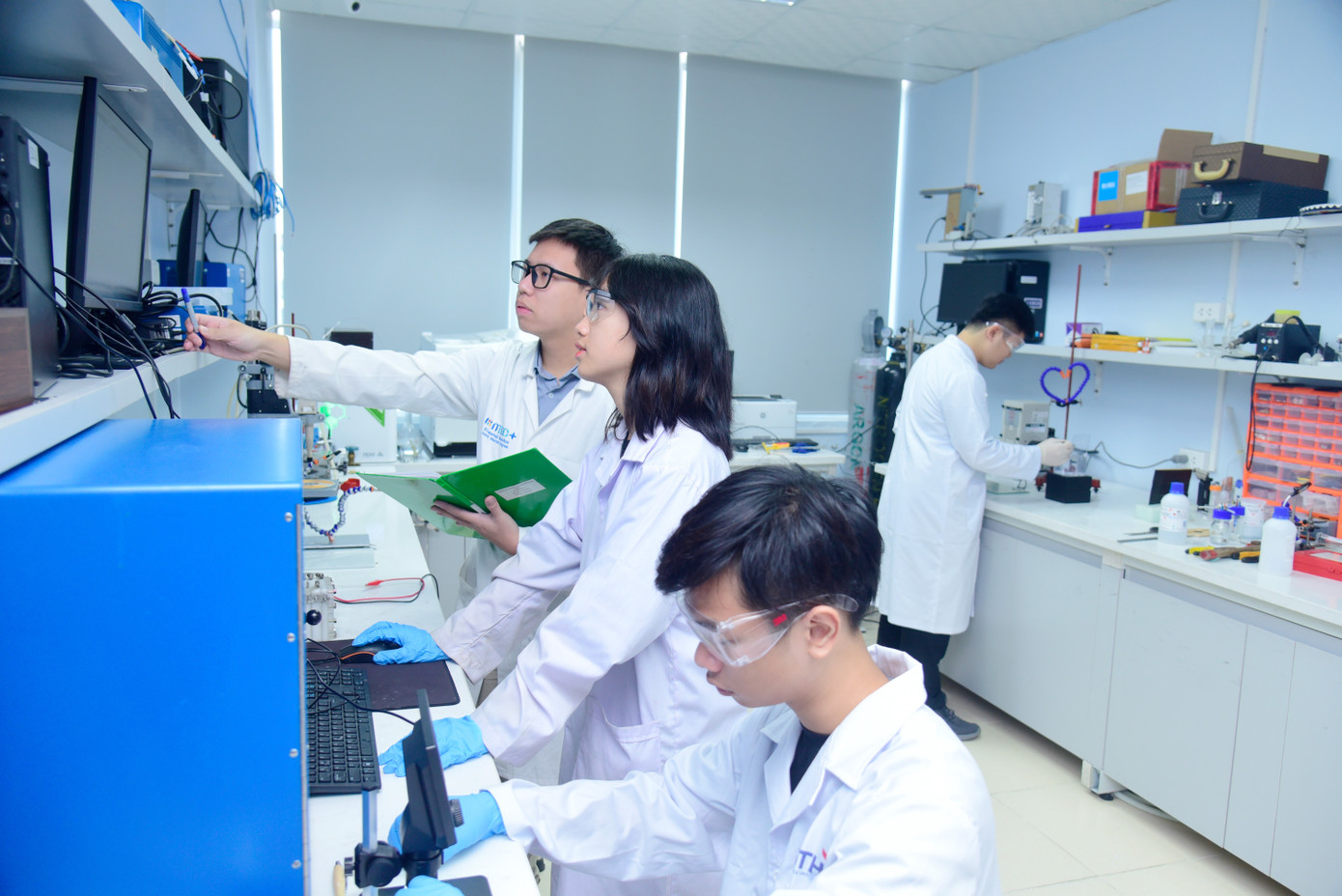 Phòng thí nghiệm thực hành và nghiên cứu hiện đại của các sinh viên ngành Hóa học tại USTH. Ảnh: USTH anh-2.jpg