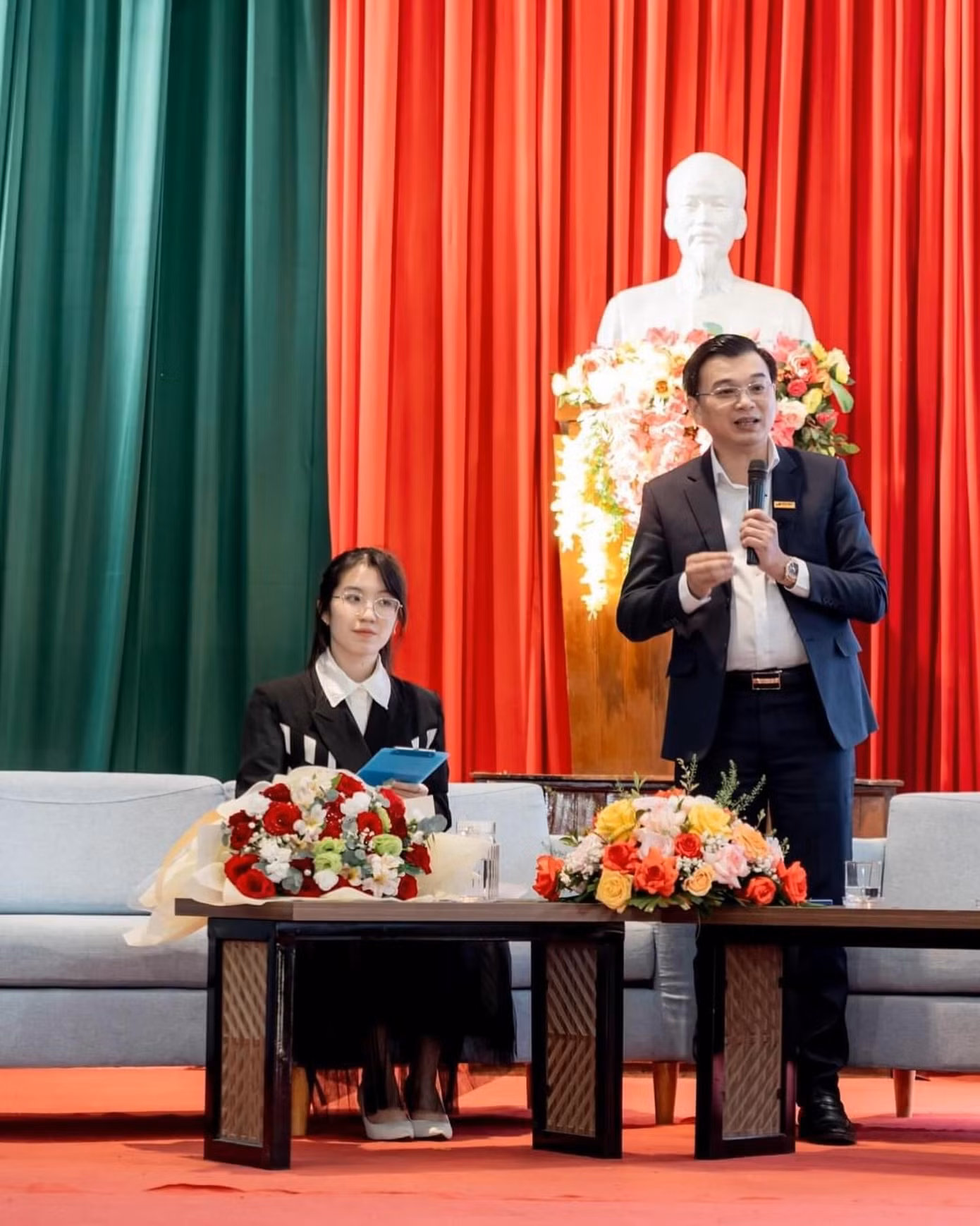 hinh-anh-co-gai-nguyen-hoang-ha-khi-cam-mic-tro-thanh-mc.jpg