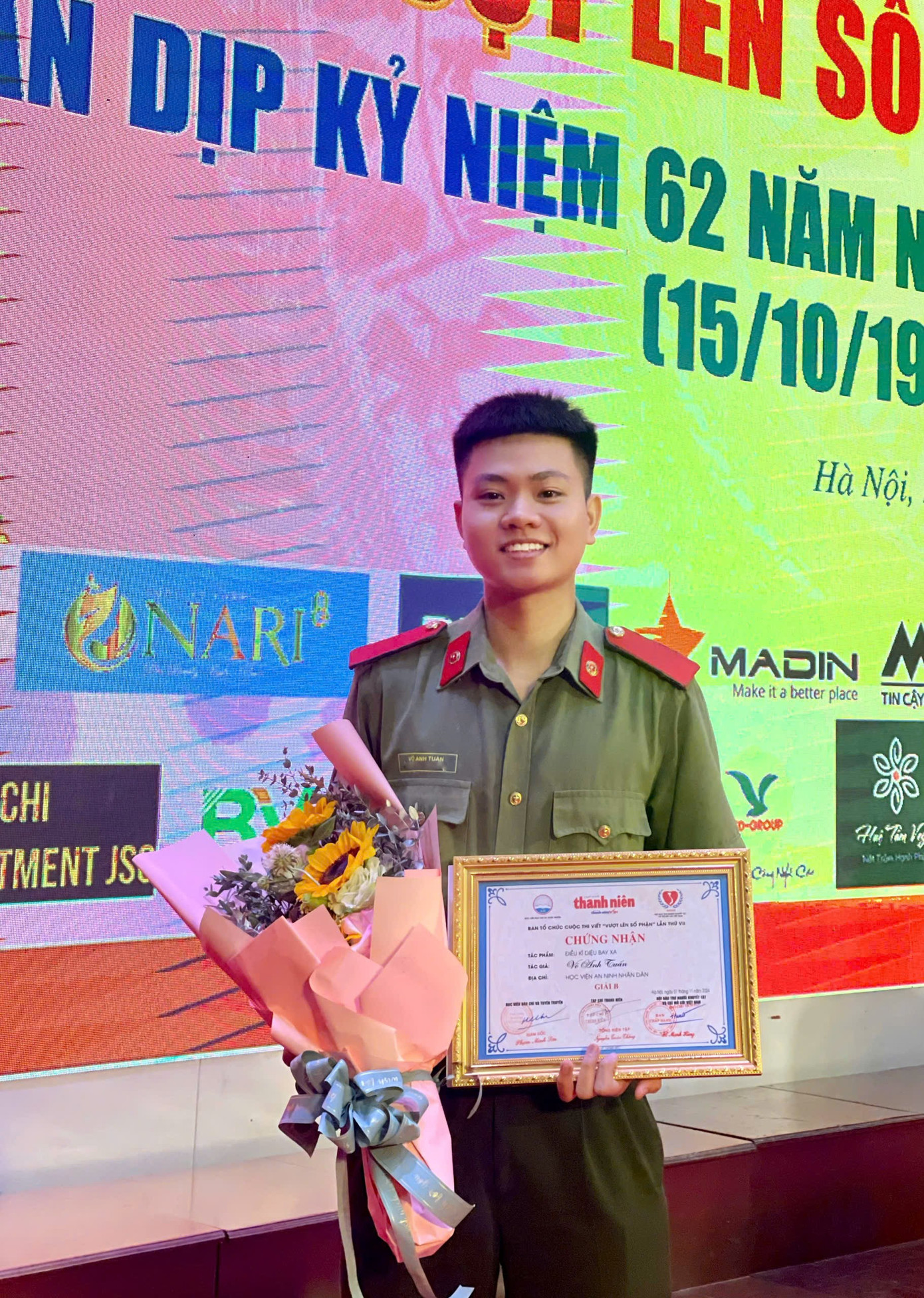 Mỗi giải thưởng là một dấu mốc ghi nhận hành trình bền bỉ, đầy bản lĩnh của Anh Tuấn. c6bbd11d9a55130b4a44.jpg