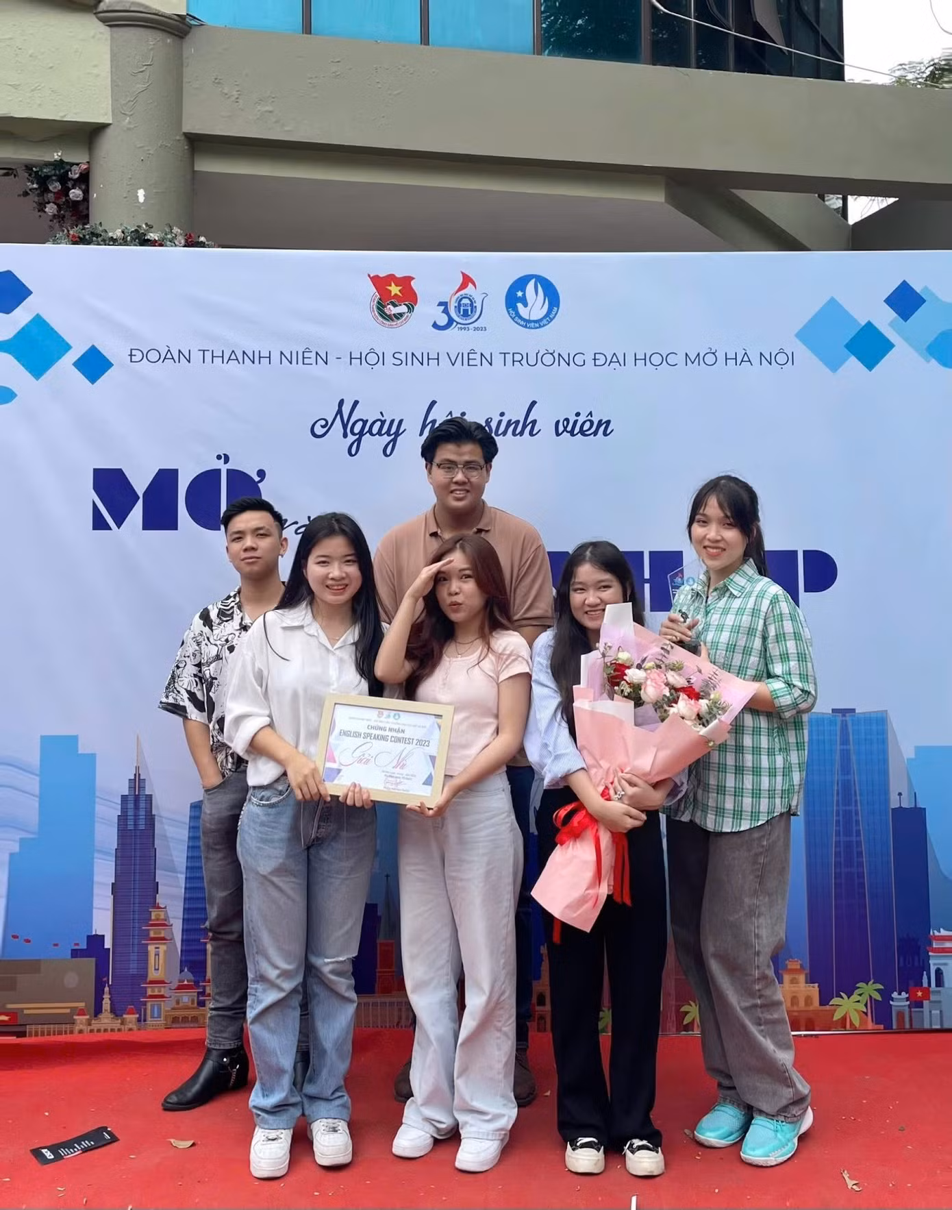 Thanh Ngân (ngoài cùng, bên phải) và nhóm nhận giải Nhì Chung kết 'English Speaking Contest' tại Trường ĐH Mở Hà Nội.