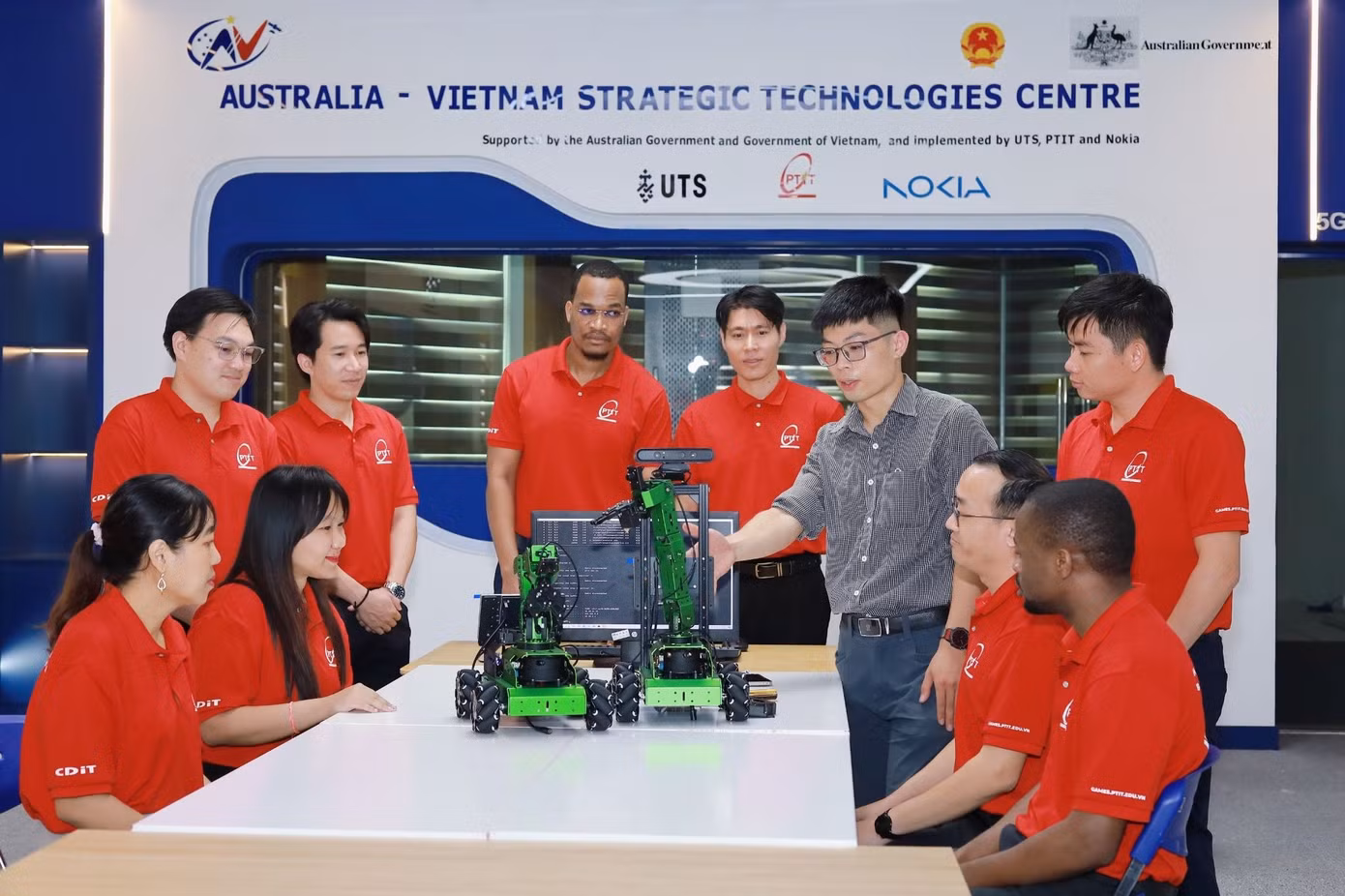 PTIT chính thức mở chương trình đào tạo “Kỹ thuật Truyền thông hàng không vũ trụ” từ năm 2026, hướng tới đào tạo nguồn nhân lực cho các lĩnh vực vệ tinh, mạng phi mặt đất, UAV và hạ tầng kết nối không gian trong kỷ nguyên số.