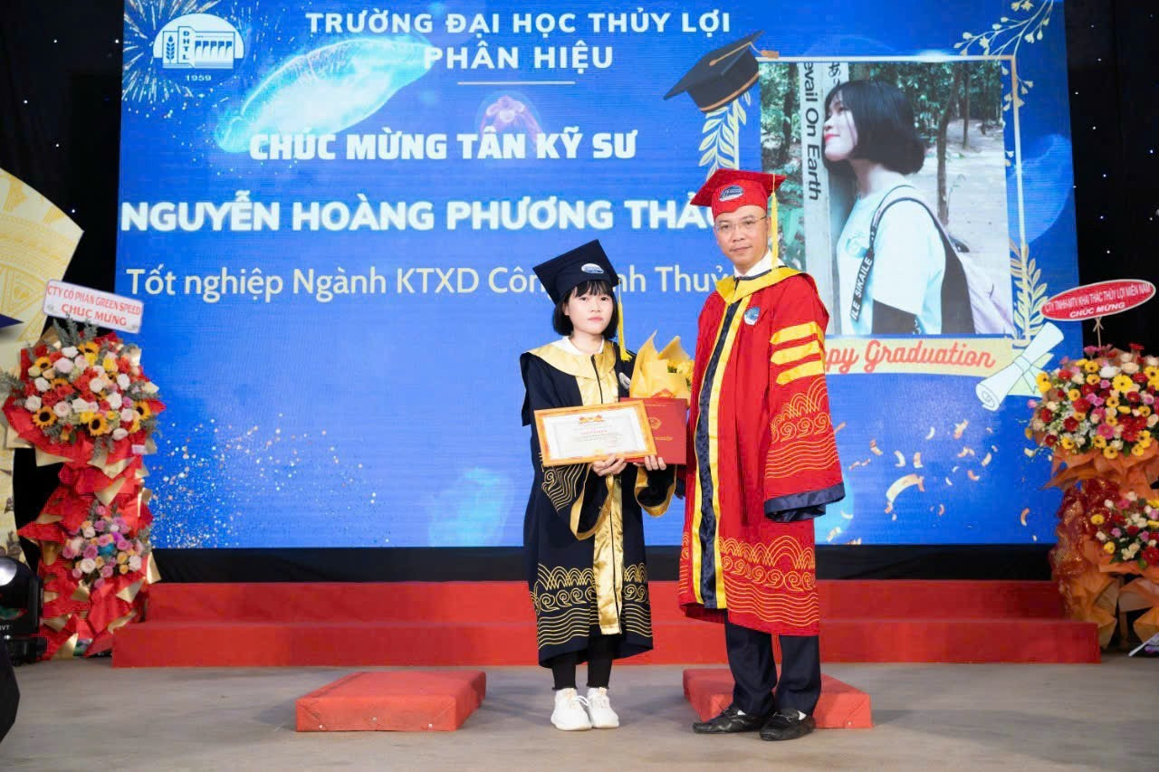 Phương Thảo nhận bằng tốt nghiệp đại học loại xuất sắc.