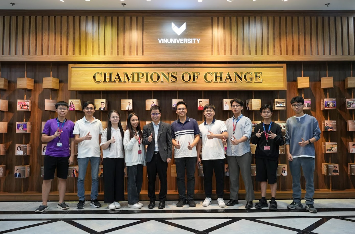 Thầy Hiệu (thứ 5 từ trái qua) là người hỗ trợ Anh Vũ về AI và các lĩnh vực liên quan. thay-hieu-thu-5-tu-trai-qua-la-nguoi-ho-tro-anh-vu-ve-ai-va-cac-linh-vuc-lien-quan.png
