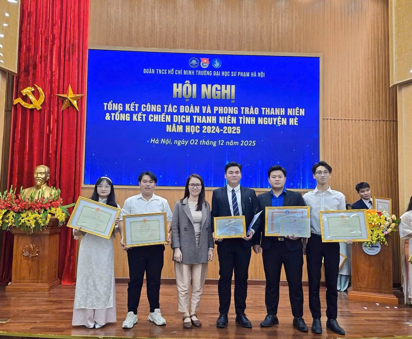 nam-nhan-bang-khen-cua-hoi-sinh-vien-thanh-pho-ha-noi-co-thanh-tich-xuat-sac-trong-mua-he-xanh.jpg