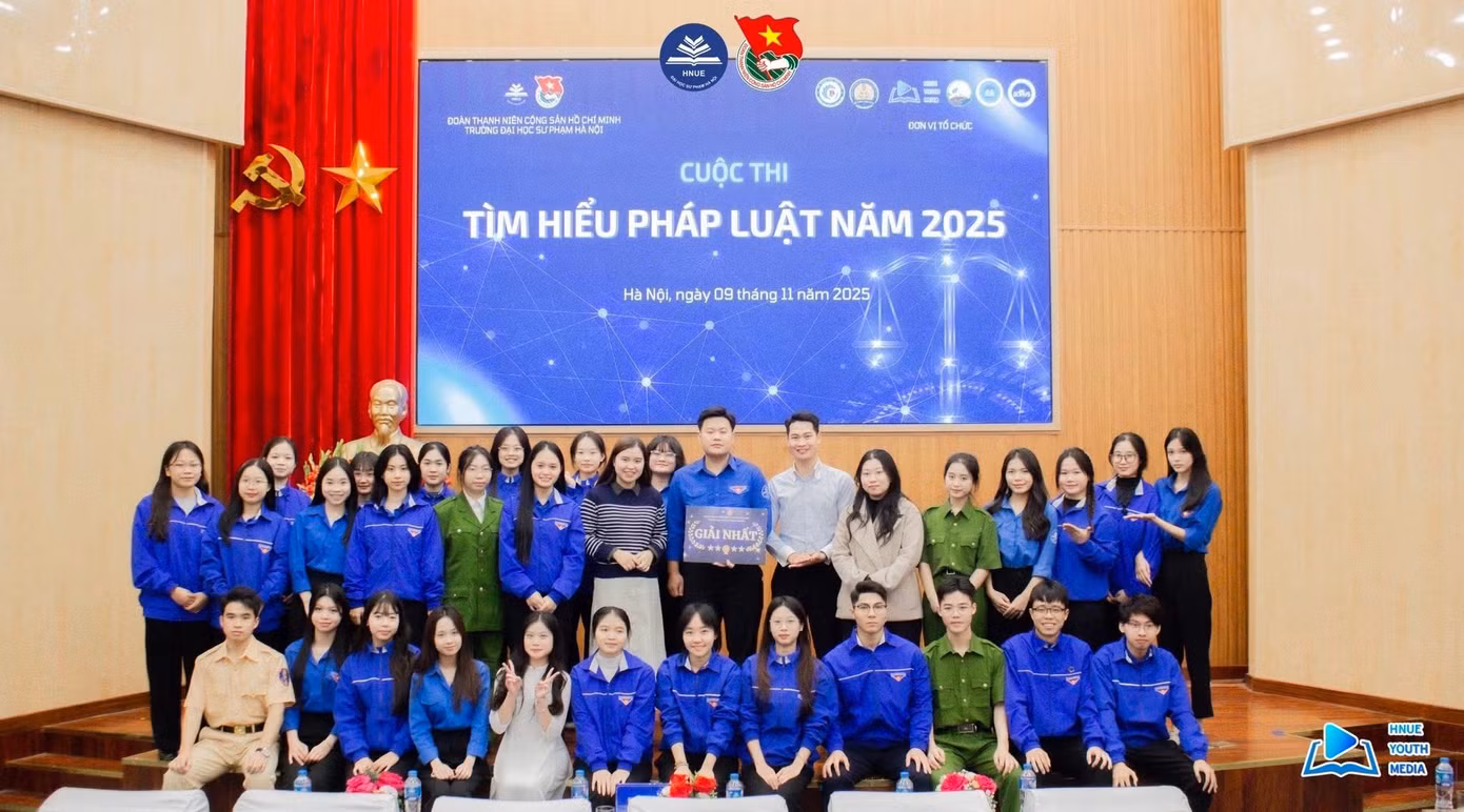 nam-va-doi-giao-thong-xanh-truong-dai-hoc-su-pham-ha-noi-nhan-giai-nhat-cuoc-thi-tim-hieu-phap-luat-nam-2025.jpg