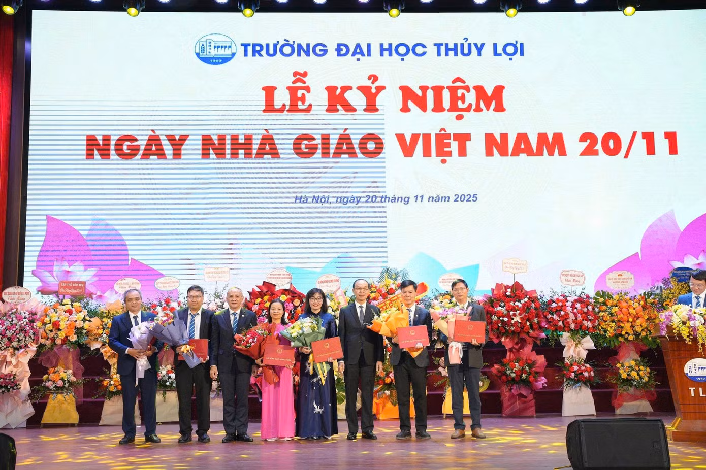 truong-trao-giay-chung-nhan-dat-chuan-pho-giao-su-hoi-dong-giao-su-nha-nuoc-cong-nhan.jpg