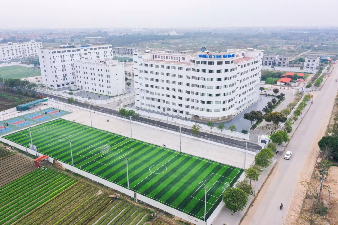 Khuôn viên FBU được quy hoạch với hệ thống các tòa nhà chức năng phục vụ hoạt động đào tạo và sinh hoạt của sinh viên.