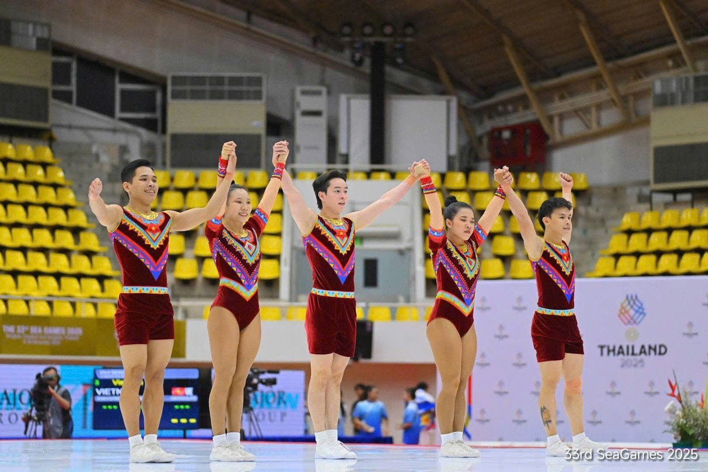 Gia Bảo cùng đồng đội thi đấu nội dung Aerobic Gymnastics.