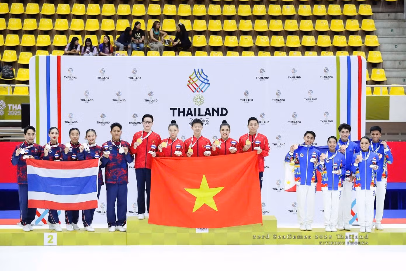 Gia Bảo cùng đồng đội nhận Huy chương Vàng tại SEA Games 33.