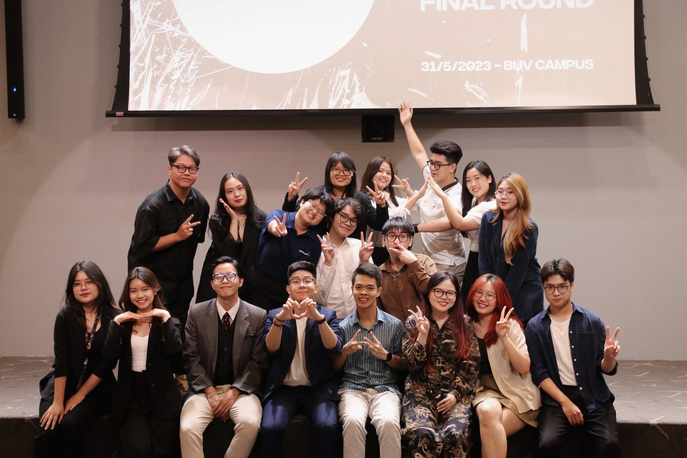 Thiện Quang cùng các bạn sinh viên tham gia tổ chức sự kiện.