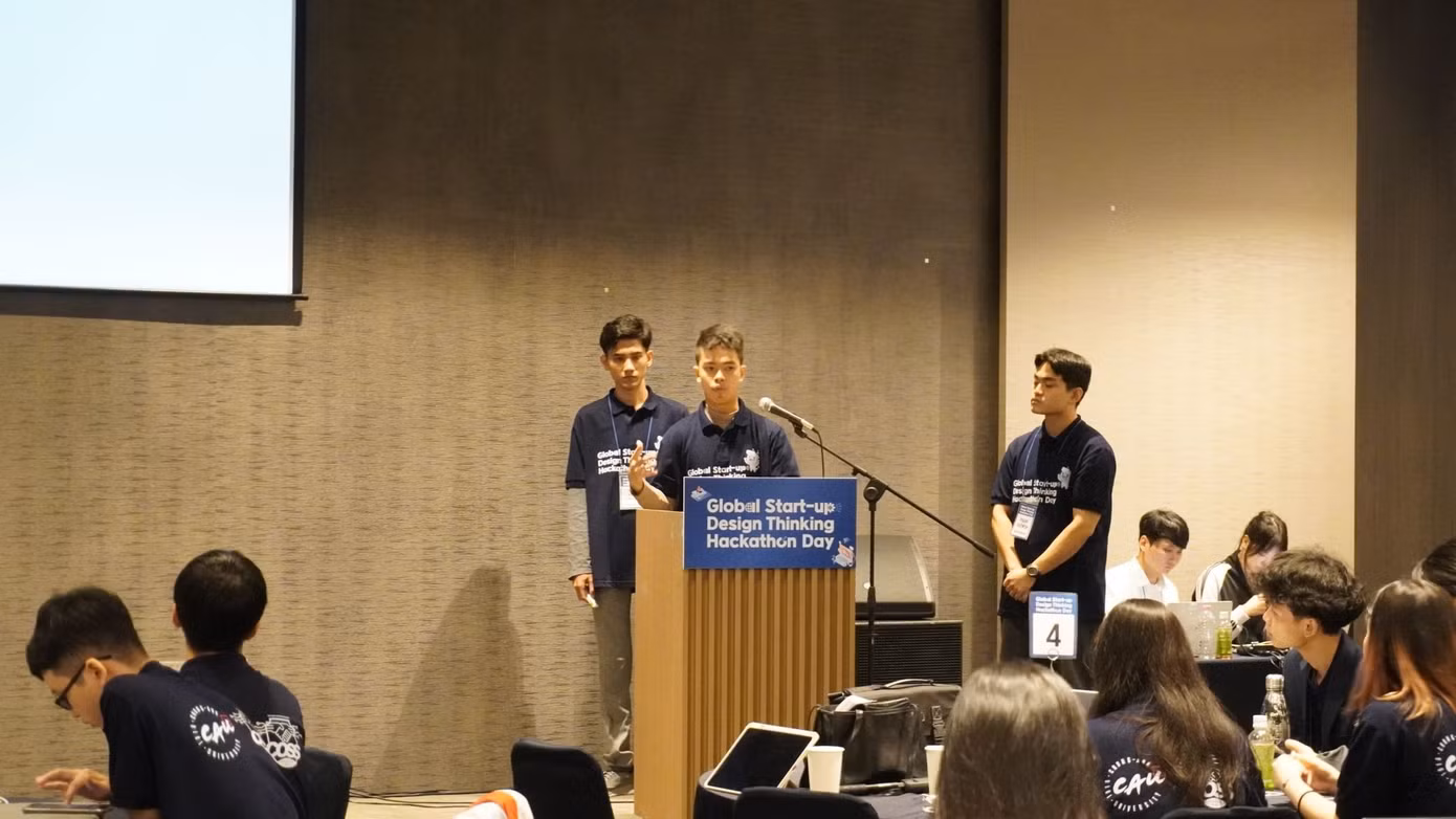Thiện Quang tham gia Global Start-up Design Thinking Hackathon tại Hàn Quốc, nơi nhóm của Quang xuất sắc giành giải Vàng - giải thưởng cao nhất của cuộc thi.