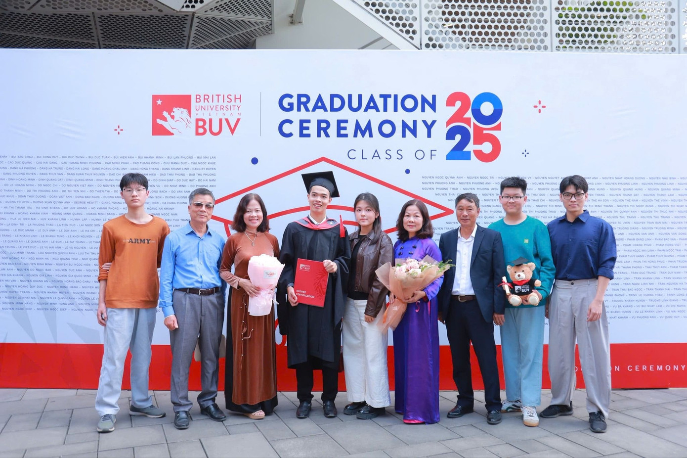 Thiện Quang chụp ảnh cùng gia đình và bạn bè trong lễ tốt nghiệp.