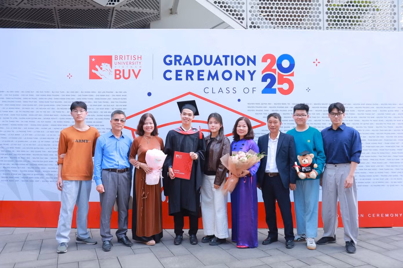 Thiện Quang chụp ảnh cùng gia đình và bạn bè trong lễ tốt nghiệp.