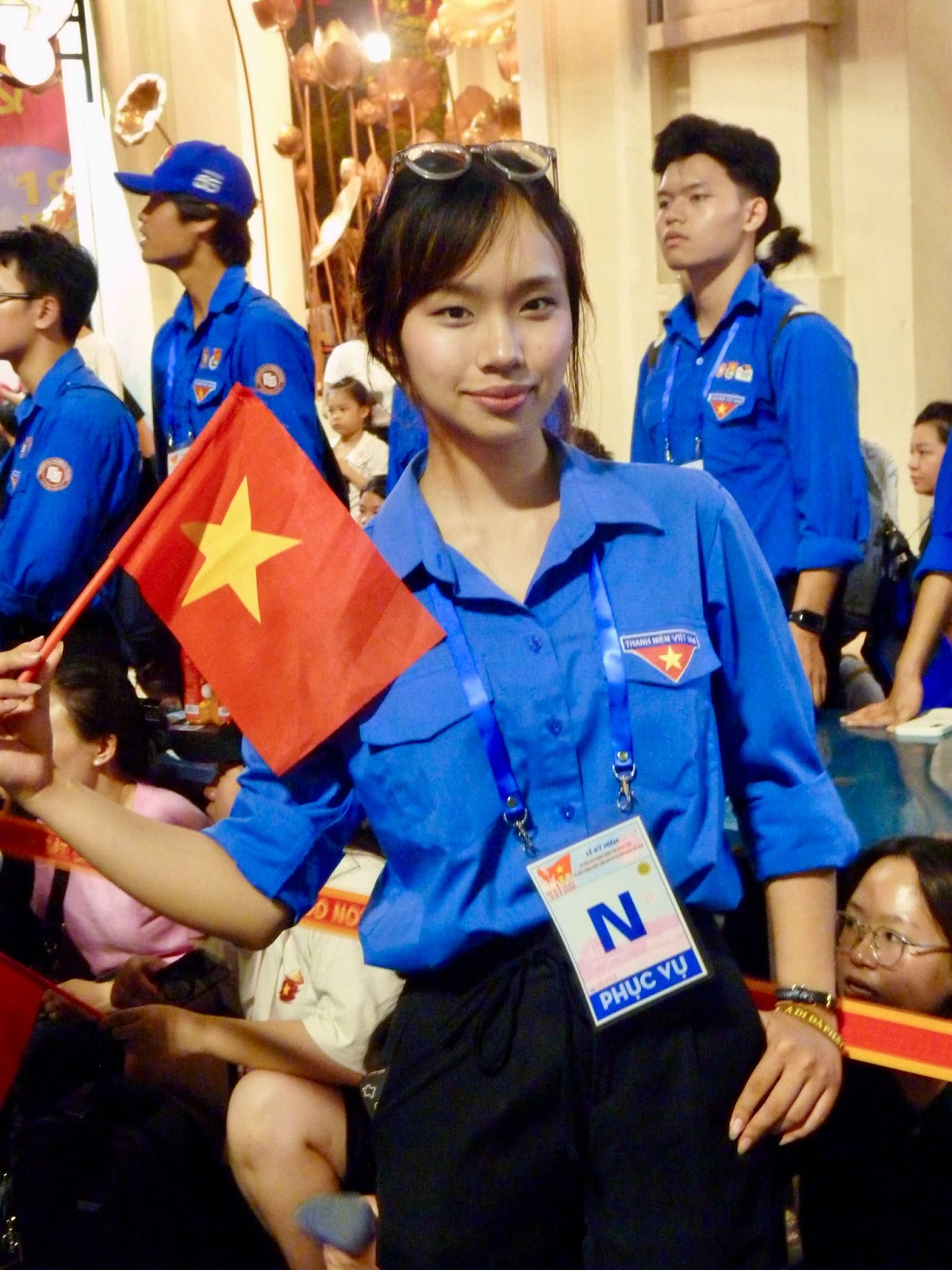 Nguyễn Minh Ánh (sinh viên Trường Đại học Ngoại thương) tham gia hỗ trợ cho Lễ diễu hành với vai trò tình nguyện viên.