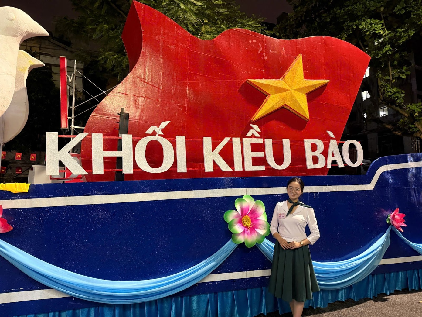 Nguyễn Hạnh Lan (sinh viên Học viện Ngoại giao) tham gia tập luyện diễu hành tại Khối Kiều bào cho Lễ kỷ niệm A80.