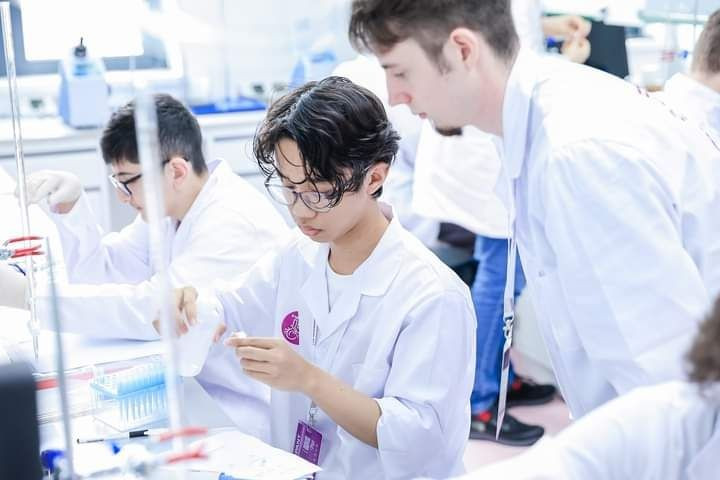 Anh Quân trong phần thi thực hành ở Giải Olympic Hóa học quốc tế Mandeleev. anh-quan-trong-phan-thi-thuc-hanh-o-giai-olympic-hoa-hoc-quoc-te-mandeleev.jpg