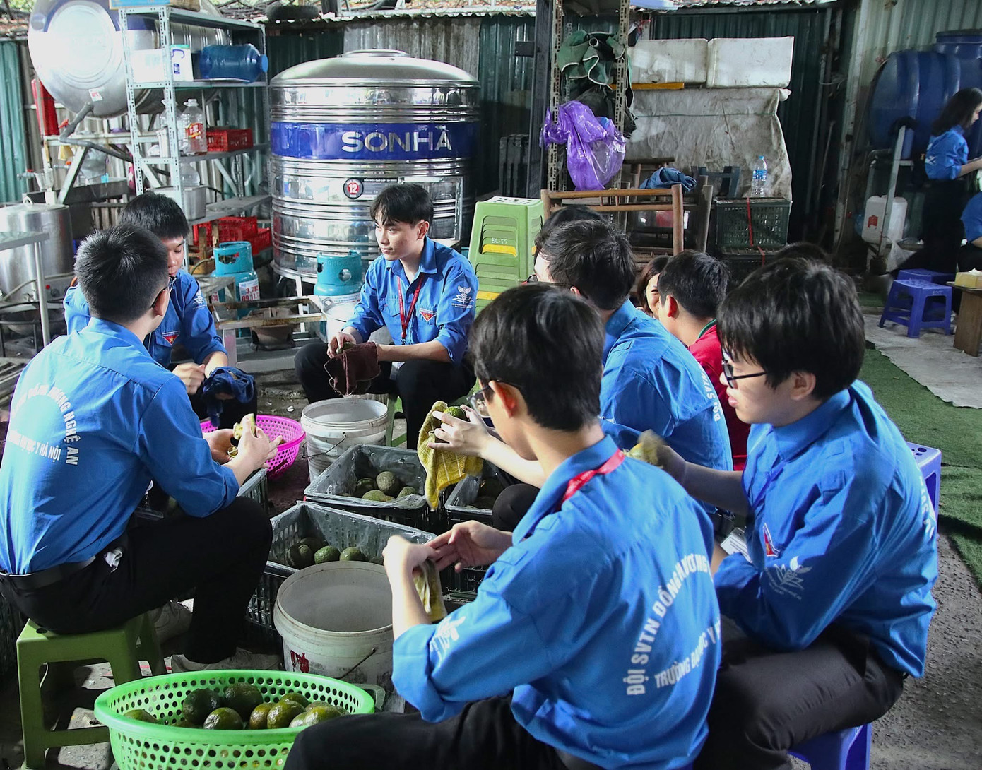 Anh Quân trong màu áo xanh tình nguyện cùng câu lạc bộ. anh-quan-trong-mau-ao-xanh-tinh-nguyen-cung-clb.jpg