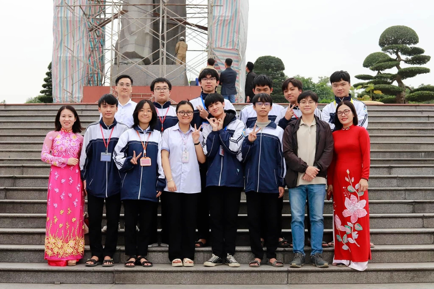 Anh Quân cùng các bạn đội tuyển Hóa trường THPT chuyên Phan Bội Châu ngày ra quân. anh-quan-cung-cac-ban-trong-doi-tuyen-hoa-truong-thpt-chuyen-phan-boi-chau-ngay-ra-quan.jpg