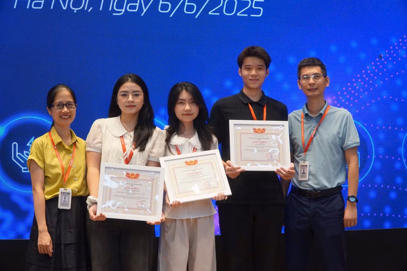 anh-3-le-duc-anh-thu-hai-tu-phai-sang-cung-co-giao-huong-dan-ts-nguyen-thanh-hoa-va-pgsts-pham-tuan-anh-tai-le-trao-giai-sinh-vien-nghien-cuu-khoa-hoc-nam-2025.jpg