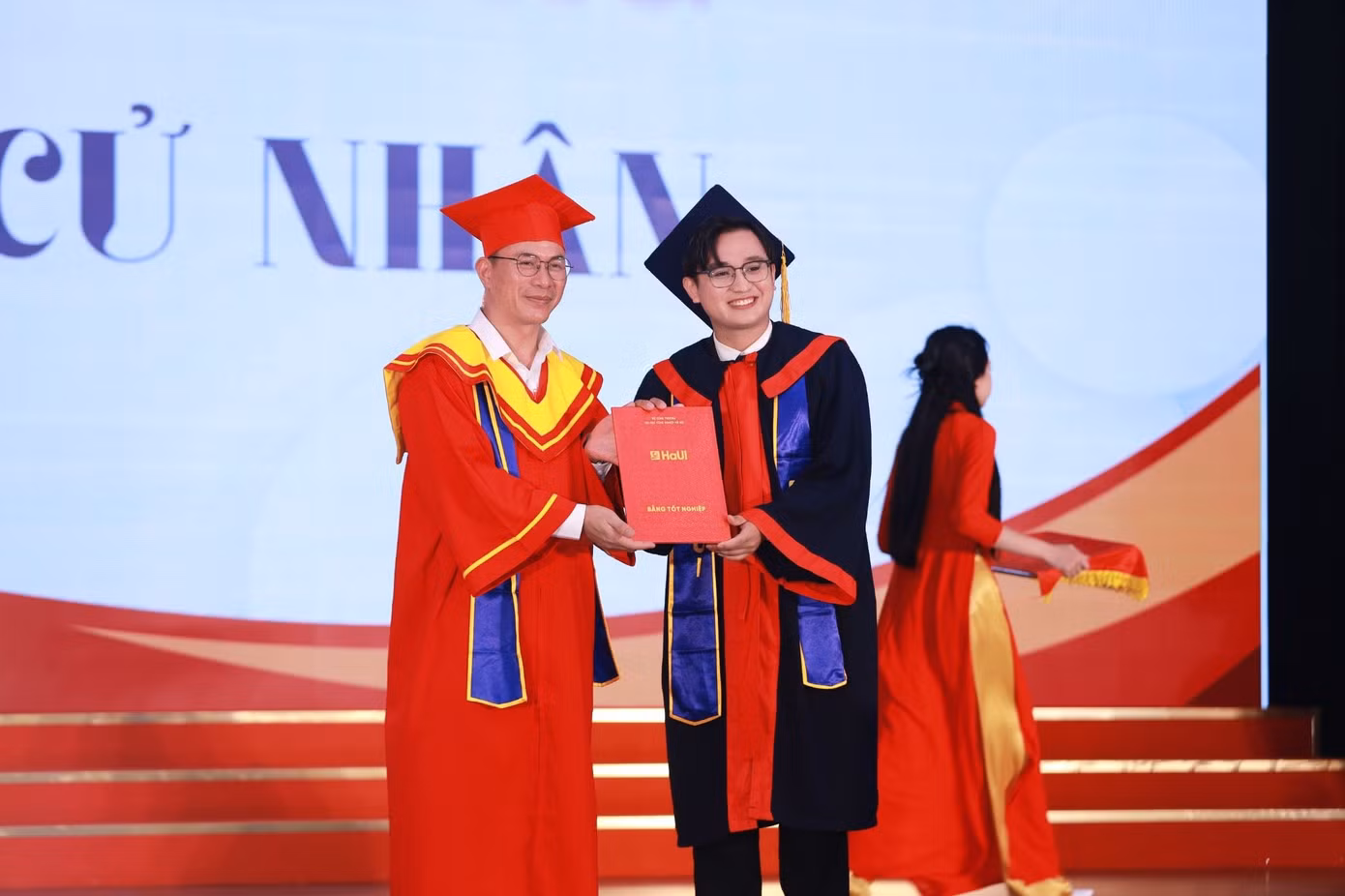 Khoảnh khắc Đăng Tình nhận bằng tốt nghiệp.