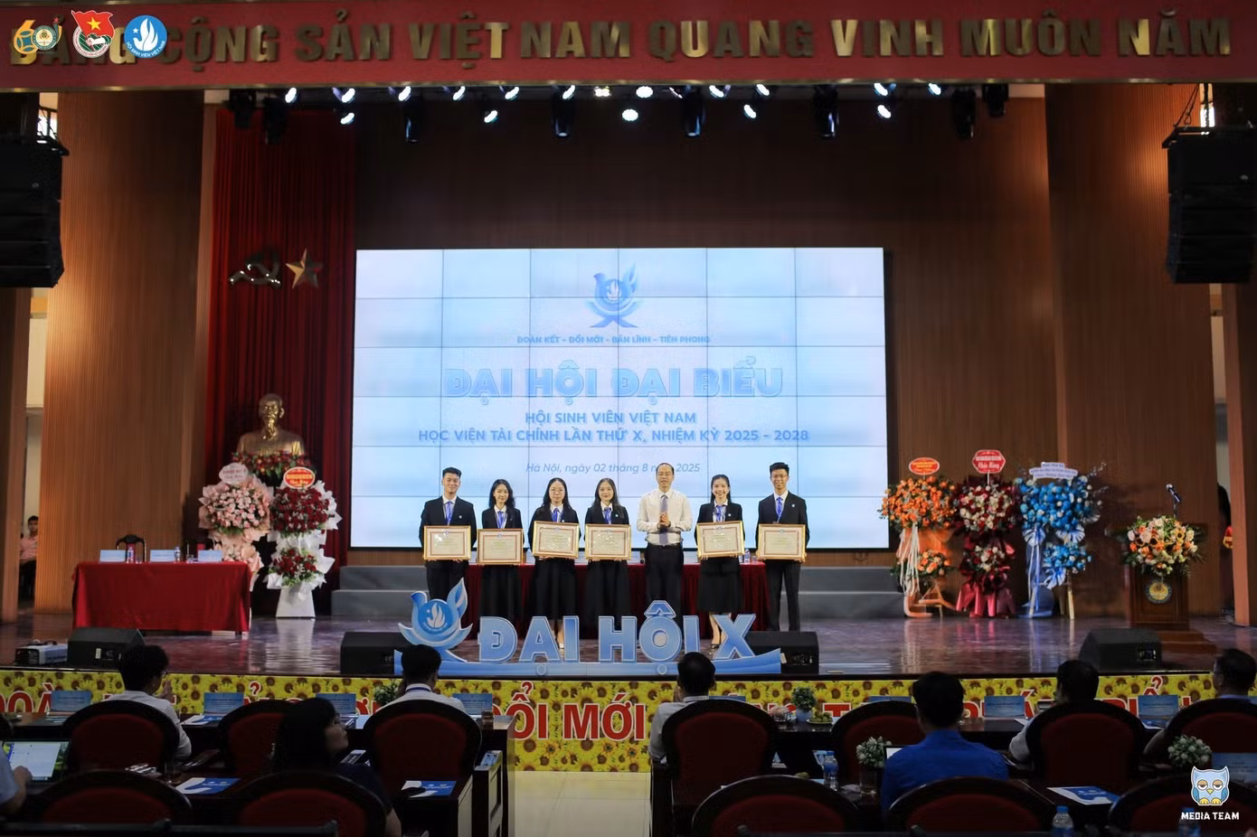 khen-thuong-xua-bch-hoi-sinh-vien-viet-nam-thanh-pho-ha-noi.jpg