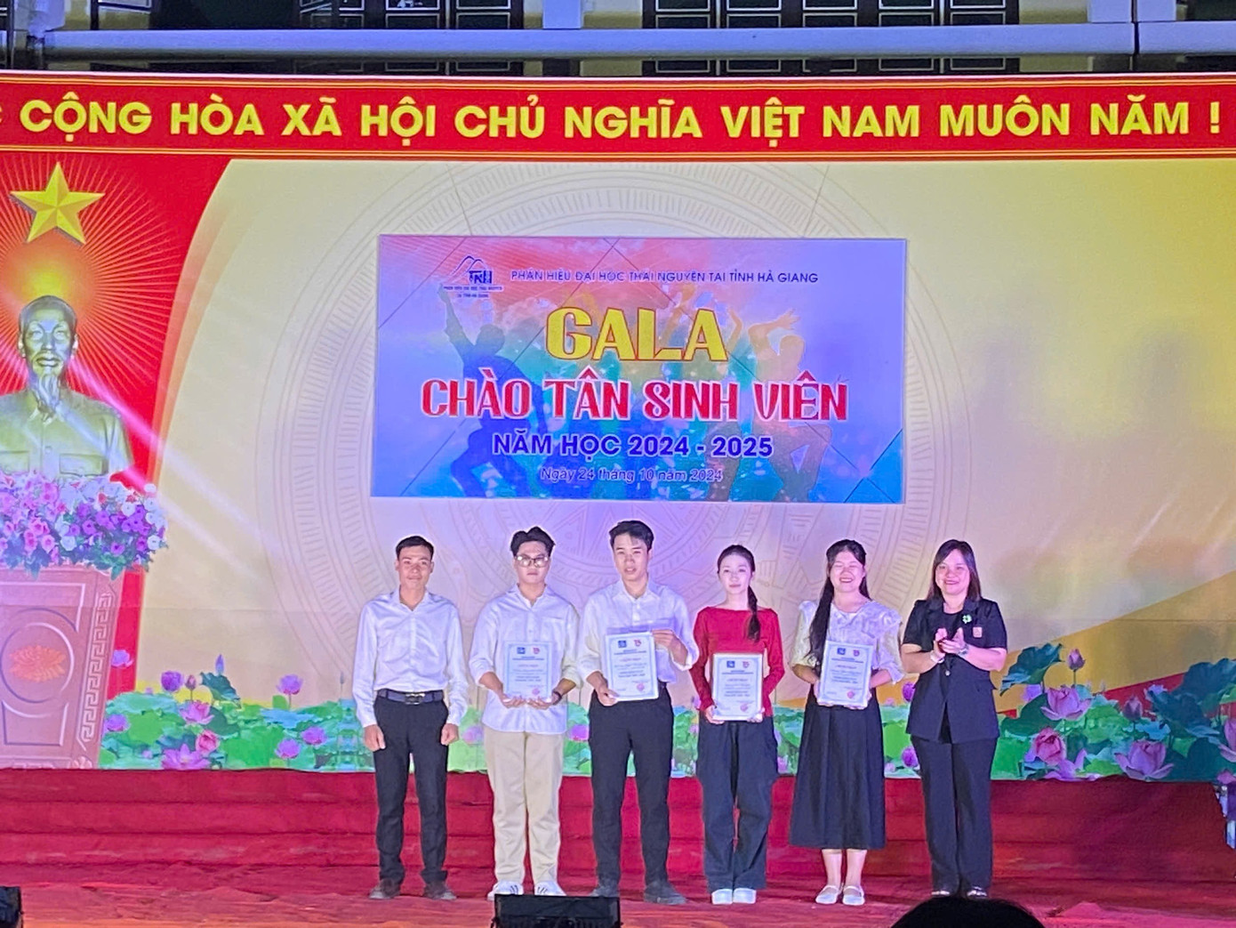 Hoàng Trịnh Quỳnh Anh đạt danh hiệu Sinh viên 5 tốt. anh-5.jpg
