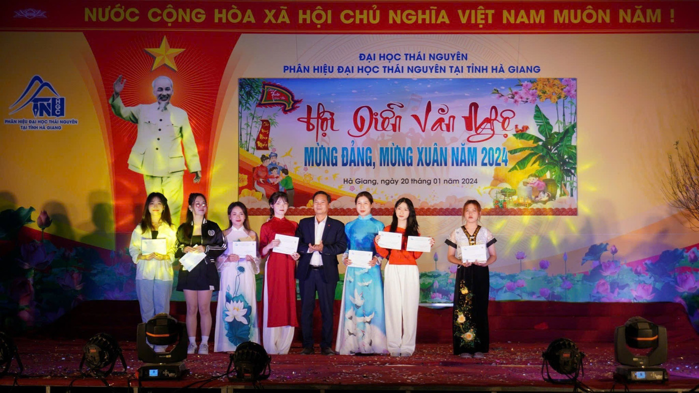 Điều quan trọng nhất là bạn phải luôn giữ niềm tin vào bản thân, kiên trì với mục tiêu và không bao giờ từ bỏ ước mơ, dù con đường có khó khăn đến đâu. anh-7.jpg