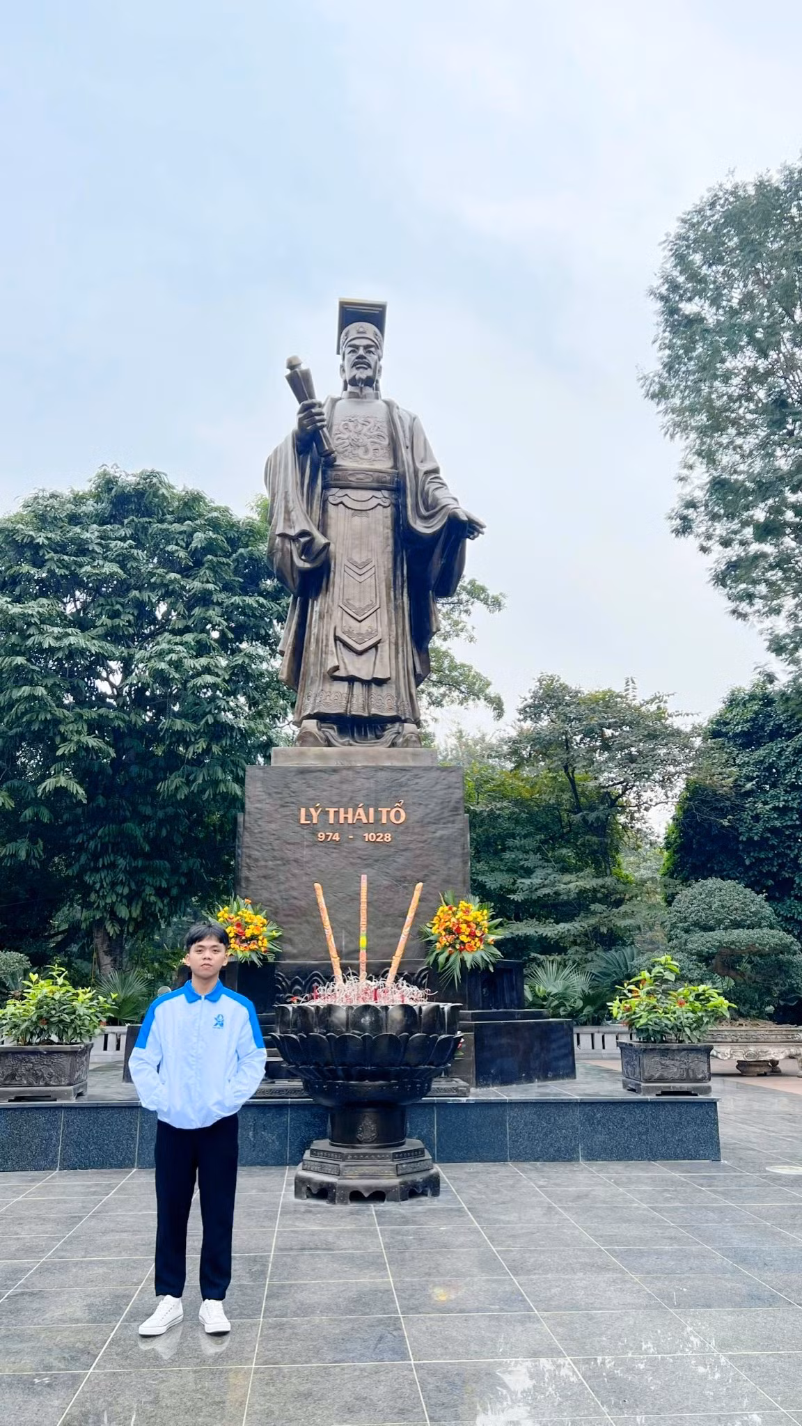 chup-anh-tai-tuong-vua-ly-thai-to-ha-noi-dip-dai-hoi-hsvtq.jpg
