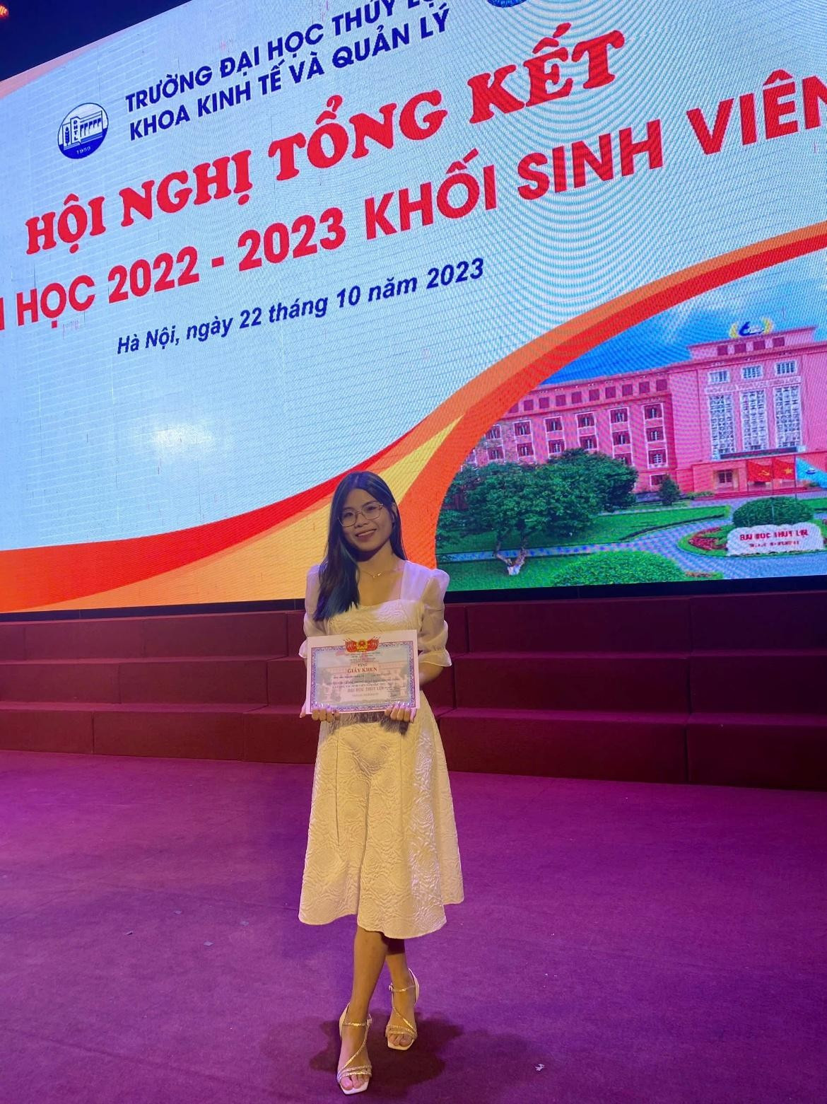 Nụ cười của tuổi trẻ – tự tin, rạng rỡ và đầy hy vọng. Nụ cười của tuổi trẻ – tự tin, rạng rỡ và đầy hy vọng.