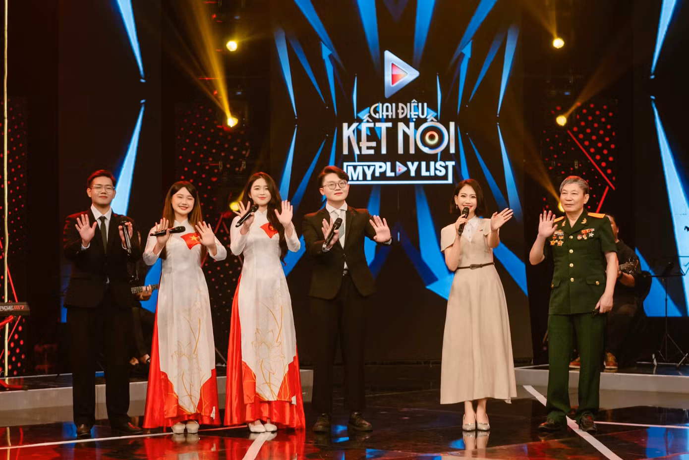trong-hieu-thu-3-tu-phai-sang-gop-mat-trong-bai-hat-non-song-ngan-nam-gam-voc-st-mai-kien-trong-chuong-trinh-giai-dieu-ket-noi-vtv3-anh-nvcc.jpg