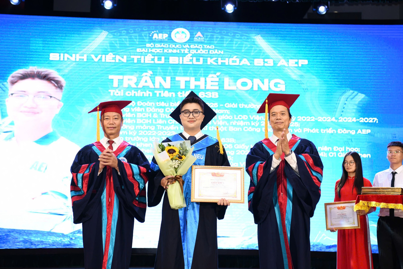 Long được vinh danh là “Sinh viên tiêu biểu khóa 63” của Viện Đào tạo Tiên tiến, Chất lượng cao và POHE. anh-2.jpg