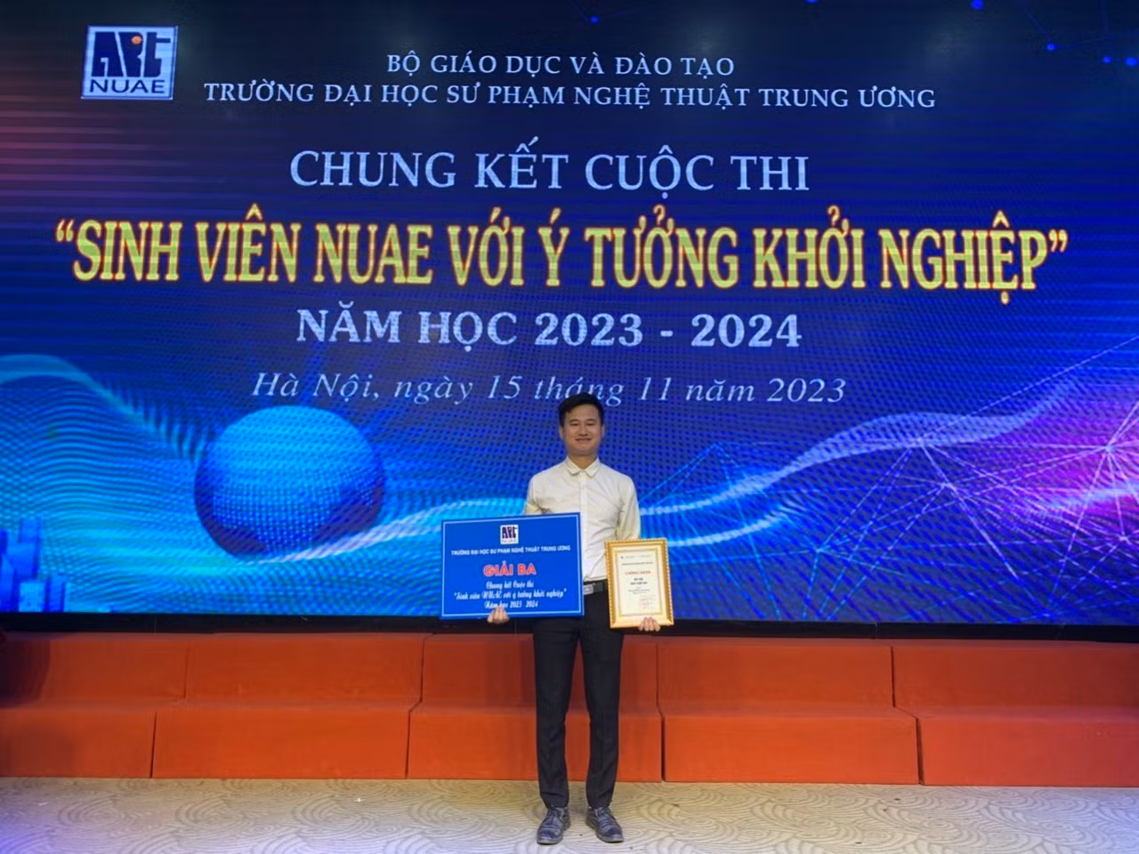 nhan-giai-ba-cuoc-thi-sinh-vien-khoi-nghiep-cap-truong.jpg