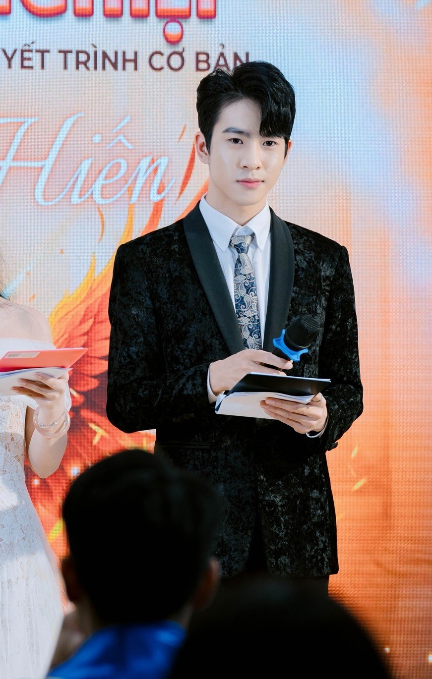 Khoảnh khắc anh dẫn dắt chương trình.