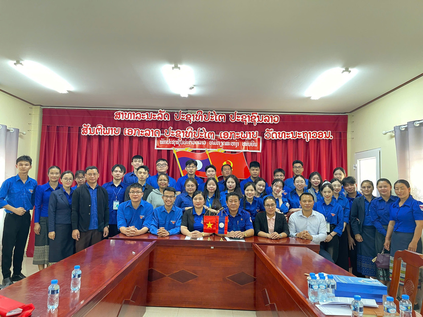 Chị Đoàn Minh Trang cùng sinh viên Đại học Vinh trong chuyến thiện nghuyện đến Xiêng Khoảng (CHDCND Lào). z6796689981142-39f292b539a267f8d47773a289f485e3.jpg