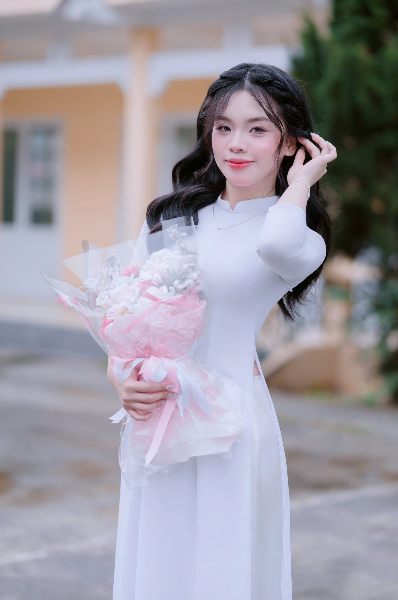 “Em học Văn bằng tư duy, không học mẫu. Em phân tích kỹ đề bài, chọn dẫn chứng thời sự, phù hợp với vấn đề và hướng phát triển. Em muốn bài viết vừa chặt chẽ vừa có cảm xúc thật,” Trang chia sẻ. z6809711334912-b5a766a8aaa19d9c512243c9d14b83f6.jpg